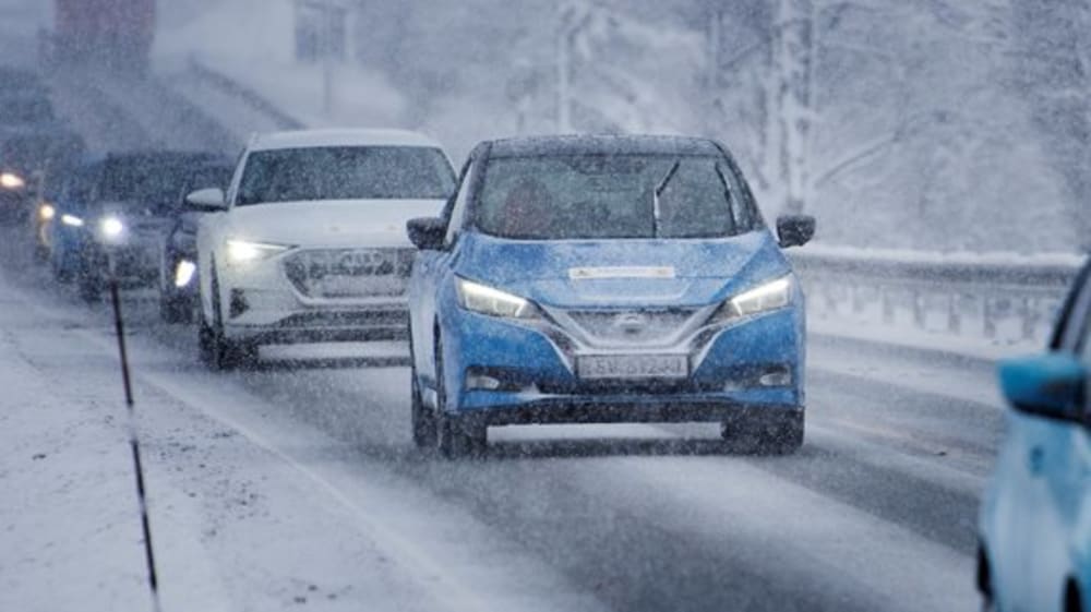 Blå Nissan Leaf i snøvær